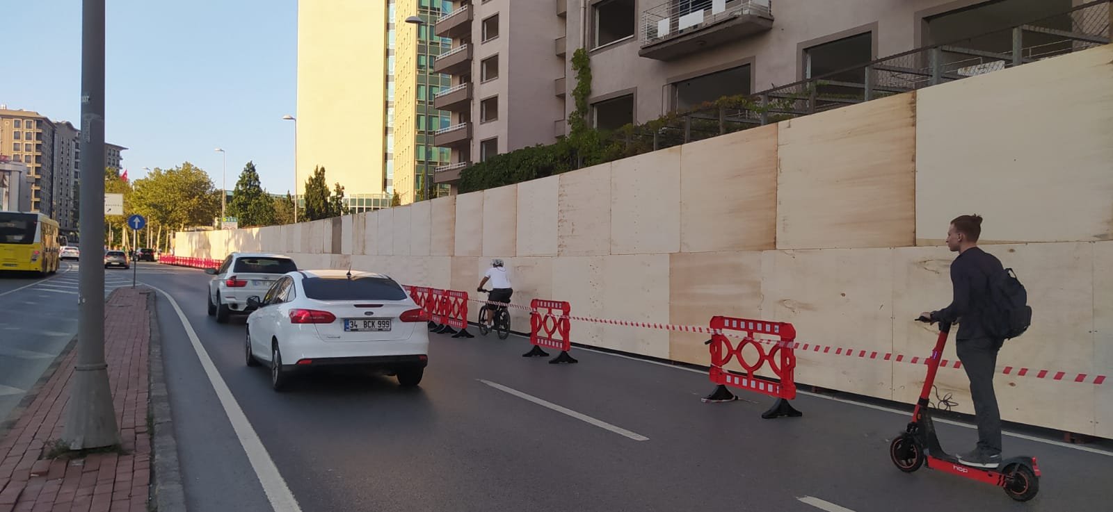 Şehir içi ana caddede OSB kapama - bisiklet ve scooter yolu güvenlik önlemi